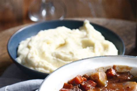  Aligot: Uma Deliciosa Fusão de Batatas Cremosas e Queijo Tradicional Francês!