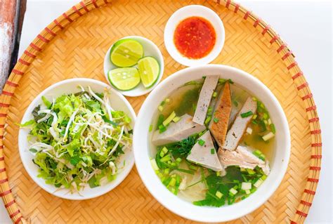  Bún Cá: Uma Sinfonia de Sabores Refrescantes e Texturas Envolventes em Nha Trang!