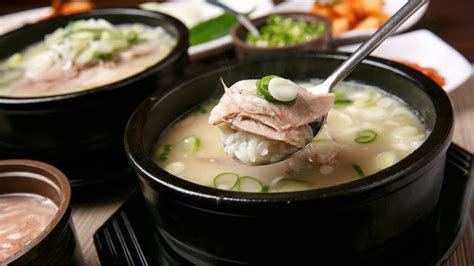  Dwaeji Gukbap: Uma Sinfonia Explosiva de Sabores Picantes e Envolventes Numa tigela de Caldo de Porco Delicioso!