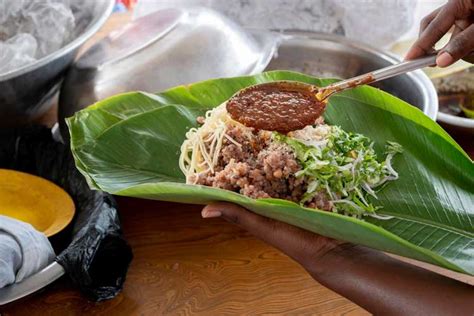  Rendang! Uma Sinfonia de Sabores Picantes e Aromas Envolventes que Te Transportarão para a Indonésia