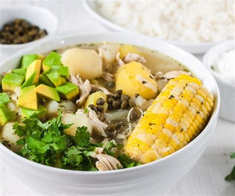  Ajiaco Bogotano: Uma sopa acolhedora e aromática com frango tenro, batatas e guascas!