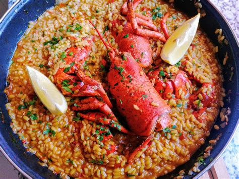  Arroz con Bogavante: Uma Sinfonia de Sabores Marinhos com um Toque Cítrico Apicante!