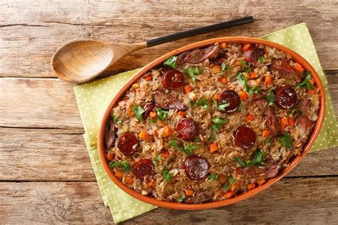  Arroz de Rabanete com Carne: Uma Sinfonia Explosiva de Texturas Terrosas e Sabores Defumados?