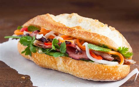  Banh Mi de Caranguejo: Uma Sinfonia Picante e Fresca de Sabores Vietnamitas!