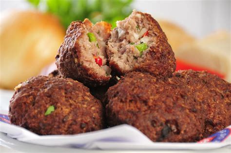  Bolinhos de Carne de Huainan: Um Prato Apetitoso com Sabor Defumado e Textura Macia!