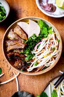  Bún bò Huế: Uma Sinfonia Explosiva de Sabores Picantes e Agradáveis em um Caldo Vibrante!