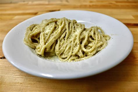 Cacio e Pepe: Uma explosão de sabor cremoso que dança no paladar com notas picantes de pimenta!