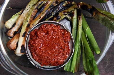  Calçots, Uma Festa de Cebola Caramelizada e Molho Romesco Azedinho!