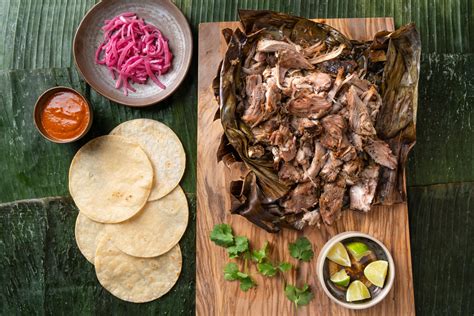  Cochinita Pibil: Uma Sinfonia de Sabores Defumados e Ácidos que Dançam na sua Boca!