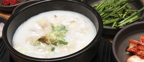  Dwaeji Gukbap: Uma Sopa Agradável de Caldo Claro e Carnes Macias que Desperta os Sentidos!