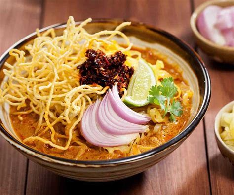  Khao Soi: Uma explosão de sabores cremosos com um toque picante que dança na sua boca!