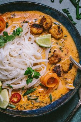  Khao Soi: Uma Sinfonia Picante e Acalmadora de Coco, Macarrão e Frango!