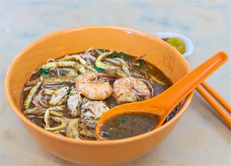  Laksa Sarawak! Uma Explosão de Sabores Picantes e Aveludados em Cada Colherada