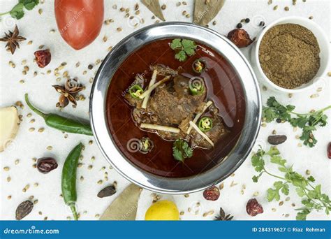  Nihari: Uma sinfonia de temperos picantes que se dissolvem em um caldo cremoso e reconfortante!