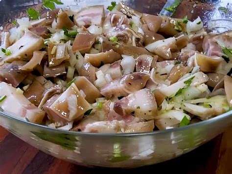  Noodles de Orelha de Porco: Uma Sinfonia de Texturas Cremosas e Sabores Picantes!