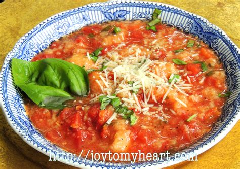  Pappa al Pomodoro: Uma sopa que aquece a alma e enche o coração com sabores da Toscana!