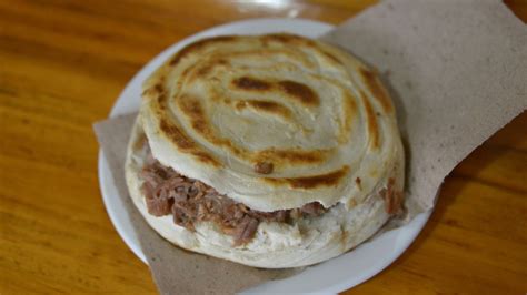  Roujiamo: Uma Sinfonia de Carne Macia Desfiada e Pão Assado Crocante?